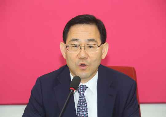 미래통합당 주호영 원내대표가 29일 국회에서 국회의장과 여야 원내대표단 간 개원 협상이 결렬된 후 기자간담회를 열고 있다.   연합뉴스
